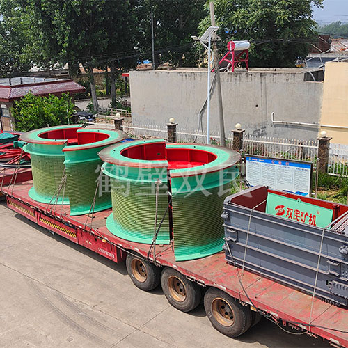 鑿井絞車廠家鶴壁雙民發(fā)往新疆的3米雙筒礦井提升機(jī)裝車出貨！